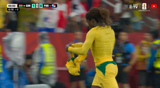 Jogador de Gana troca a camisa rasgada após gol