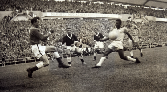 Pelé marca gol contra o País de Gales em 1958