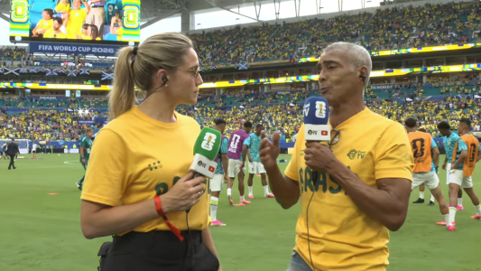 Romário ao lado de Fernanda Gentil em transmissão de jogo do Brasil na Copa do Mundo pela CazéTV