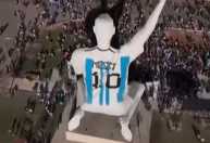 Estátua peculiar em homenagem a Messi viraliza nas redes sociais