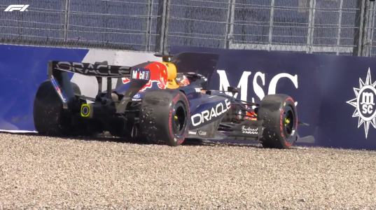 Piloto Max Verstappen bateu o carro na barreira de proteção após uma volta rápida no Q3 • Reprodução/X/Formula 1