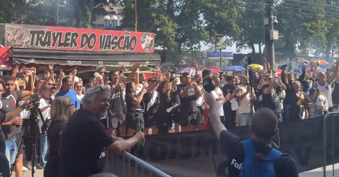 Torcida do Vasco lota São Januário pedindo venda da SAF para Lamacchia