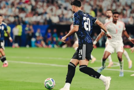 Flaco López em ação pela Argentina contra a Jordânia