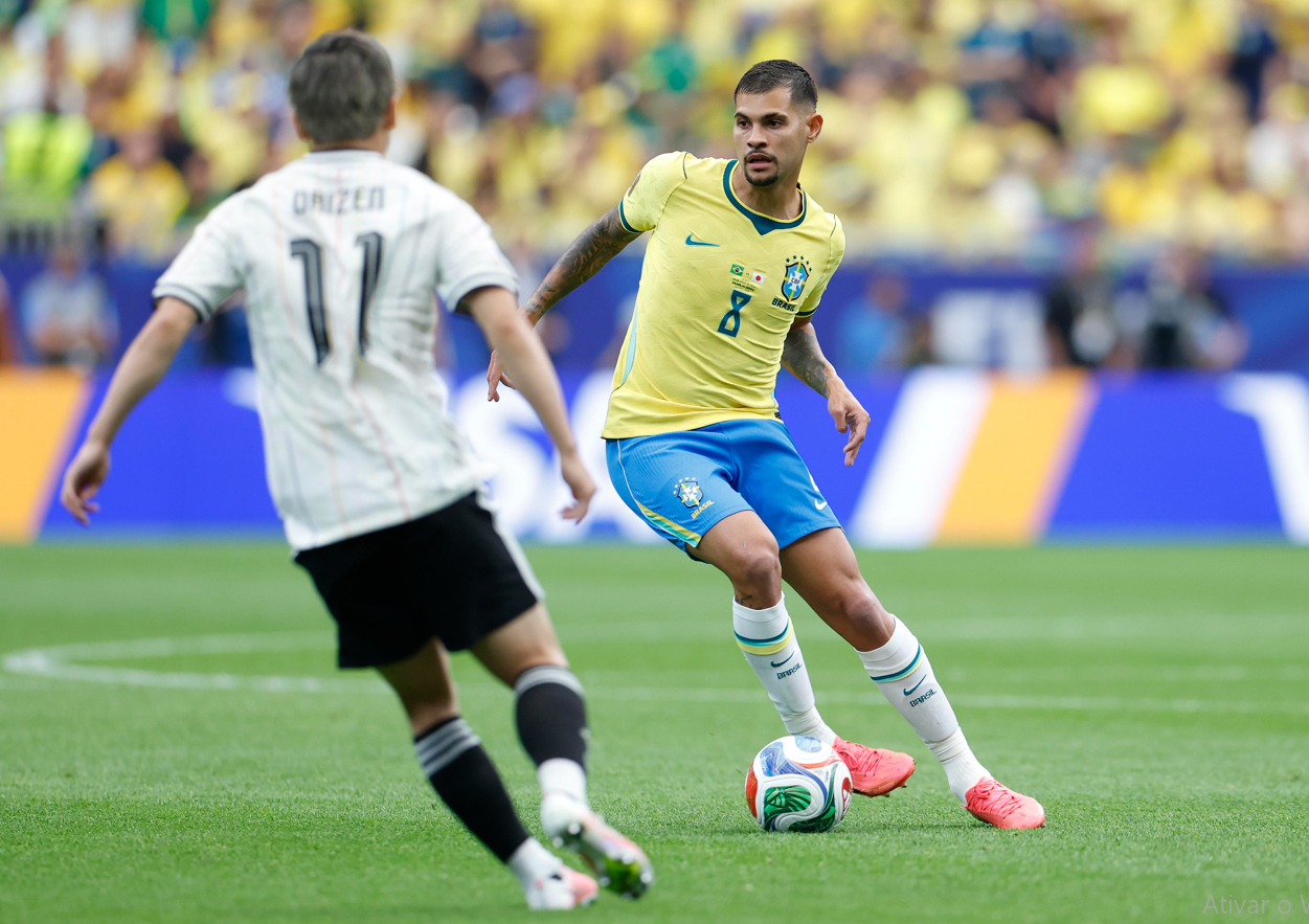 Bruno Guimarães celebra vitória do Brasil e revela conversa com Ancelotti