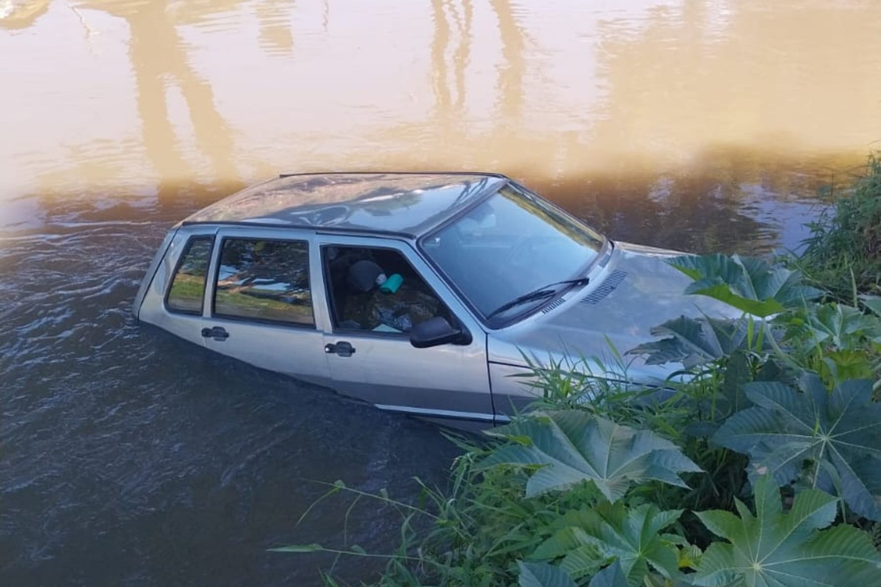 Carro cai dentro do Rio Paraibuna na região central de Juiz de Fora