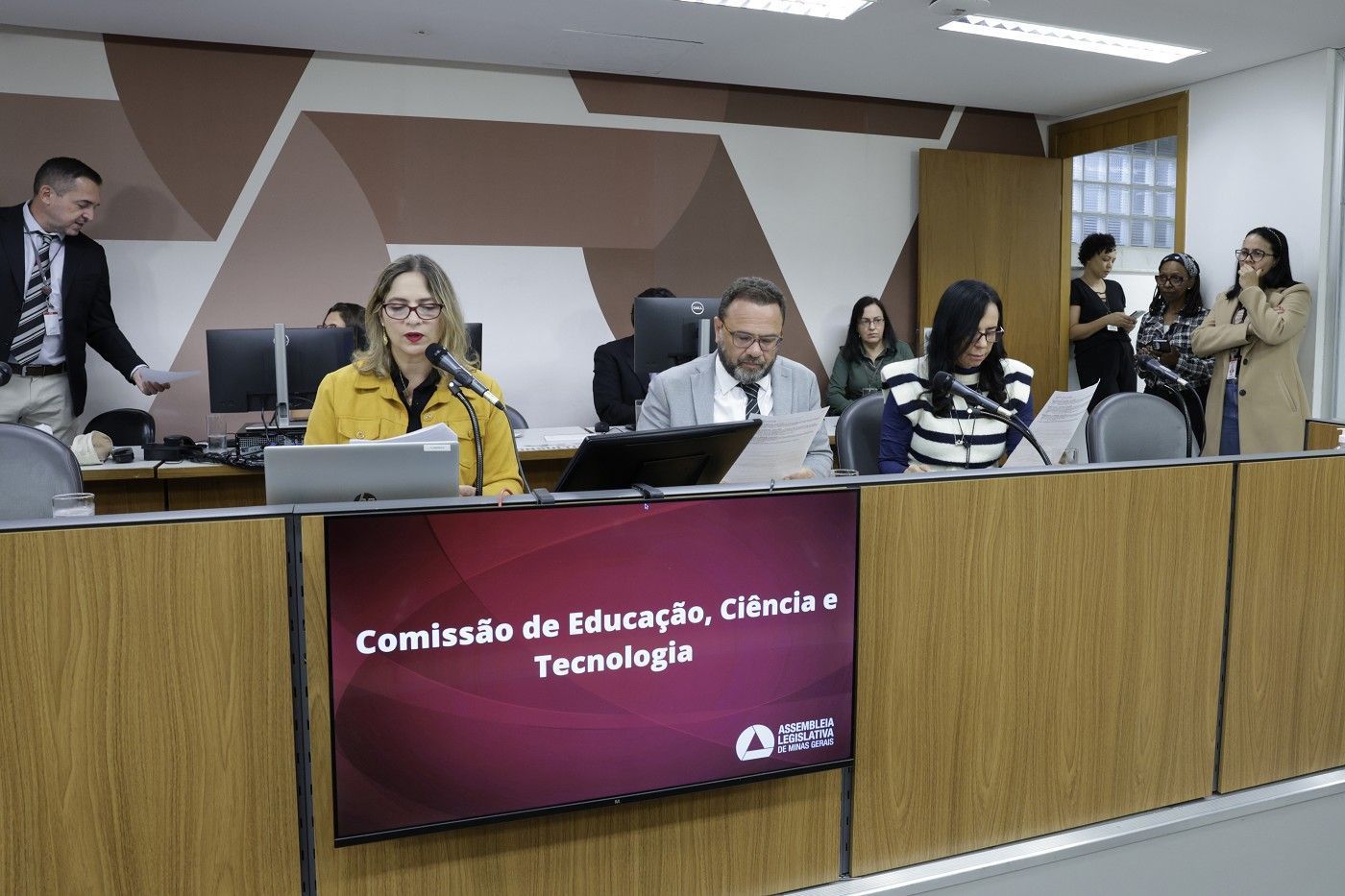 Comissão da ALMG adia audiência com secretário sobre investigação na Educação
