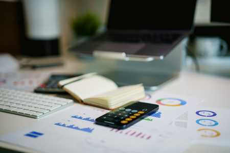 Aplicativos e plataformas digitais reduziram etapas presenciais e aceleraram o acesso a serviços financeiros antes considerados burocráticos