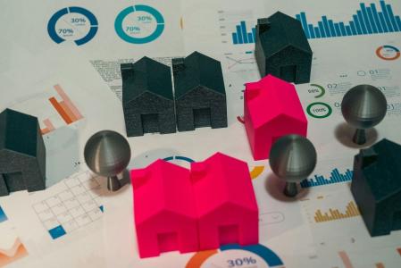 A jornada de compra de um imóvel começa no ambiente digital, mas o atendimento especializado continua sendo decisivo nos momentos mais importantes
