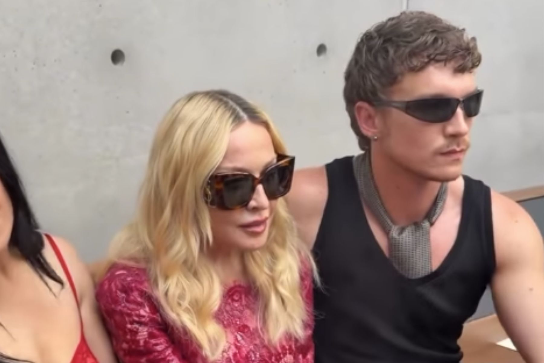 Ator de ‘Heated Rivalry’ aparece fumando junto de Madonna em desfile