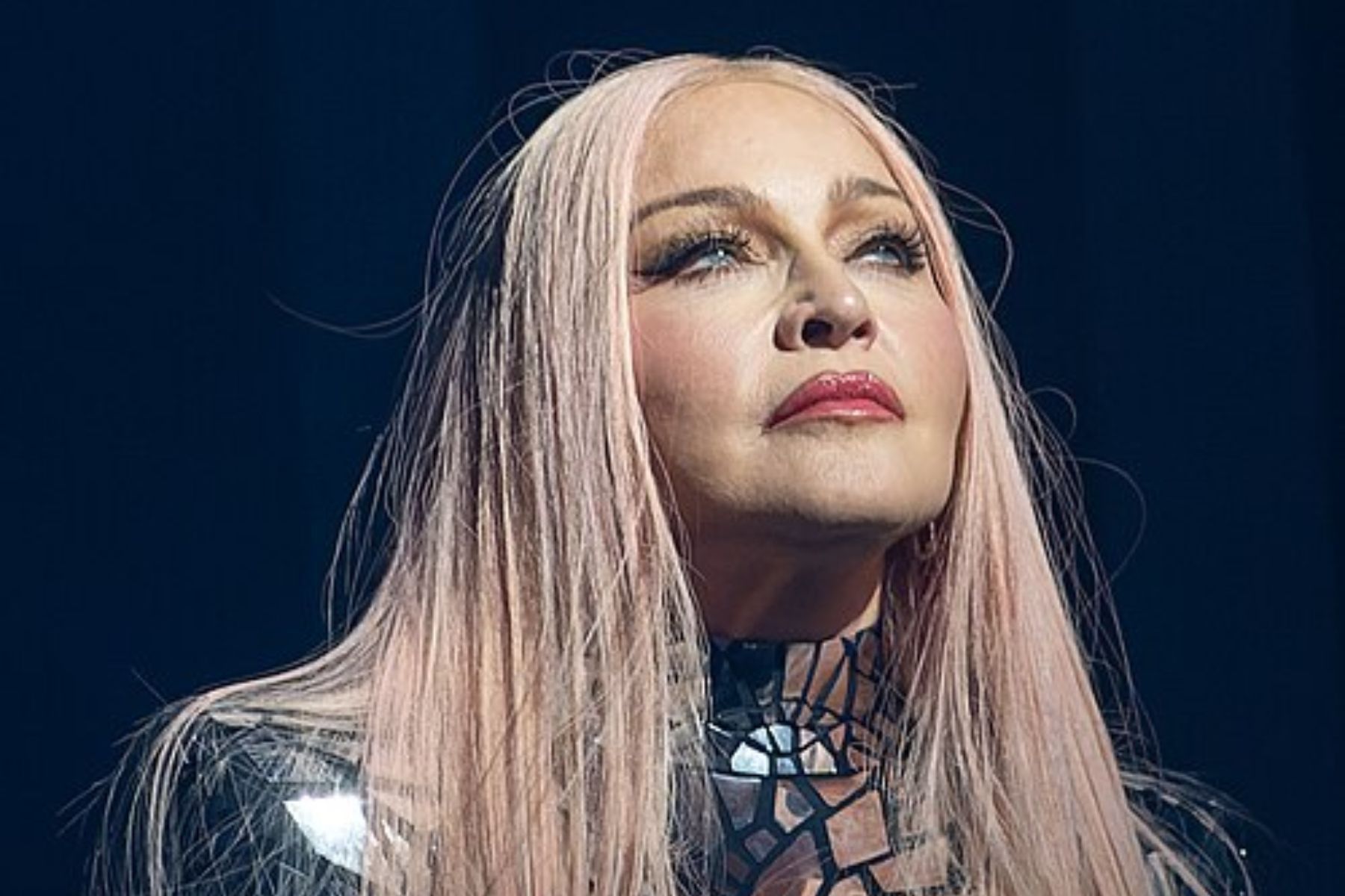 Ator de ‘Heated Rivalry’ aparece fumando junto de Madonna em desfile