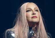 Ator de ‘Heated Rivalry’ aparece fumando junto de Madonna em desfile