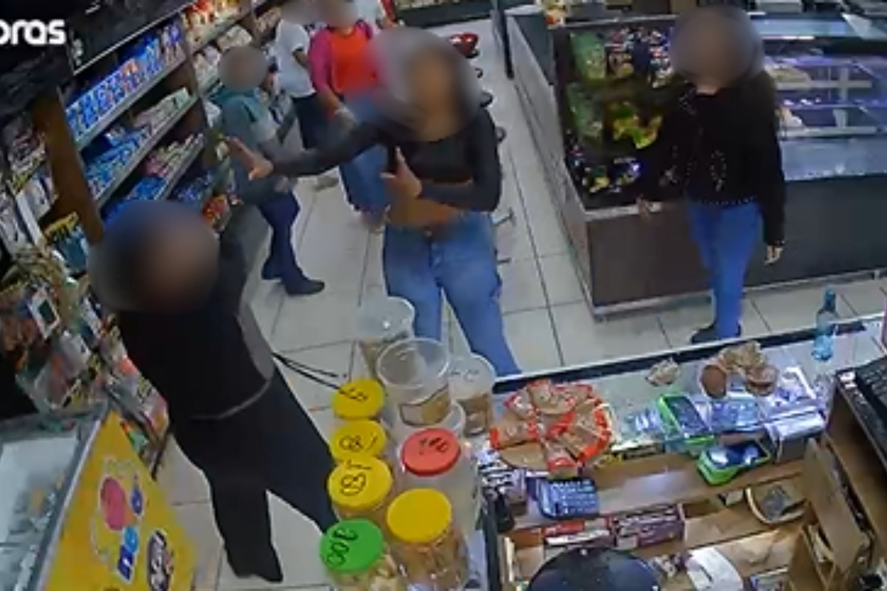 Confusão por salgado termina em briga entre clientes e atendente em padaria na Grande BH