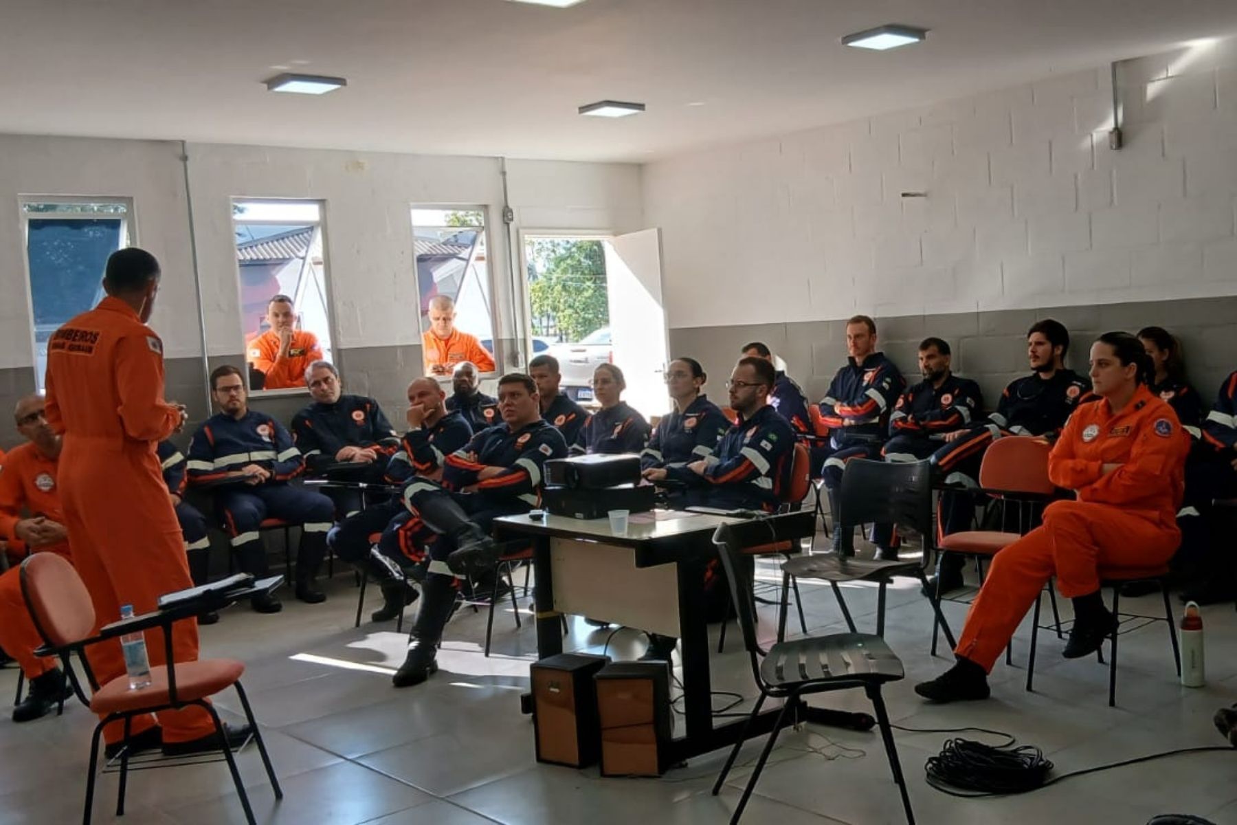 Bombeiros e Samu participam de curso para serviço aeromédico em Juiz de Fora