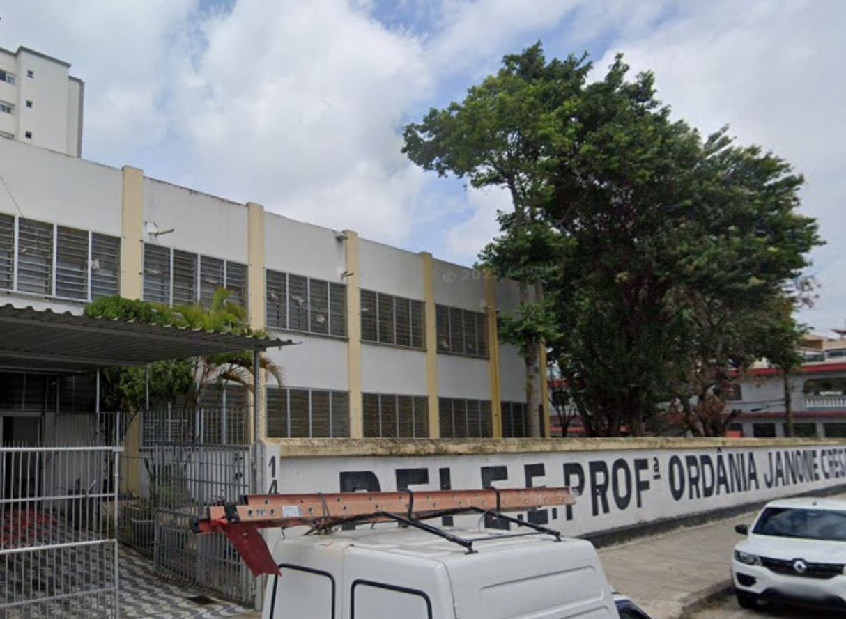 Aluno é obrigado a ficar nu por suspeita de portar cigarro eletrônico em escola da Grande SP