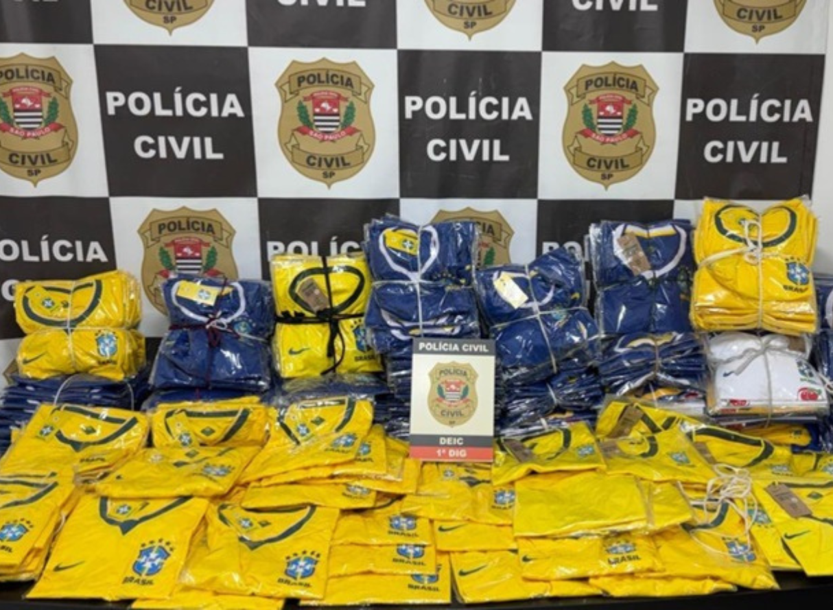 Mais de 50 mil itens da Copa do Mundo são apreendidos no Centro de São Paulo