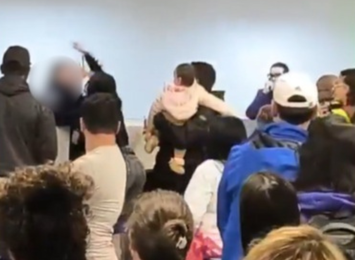 Vídeo: mulher agride funcionários da Latam no Aeroporto Internacional de Guarulhos (SP)