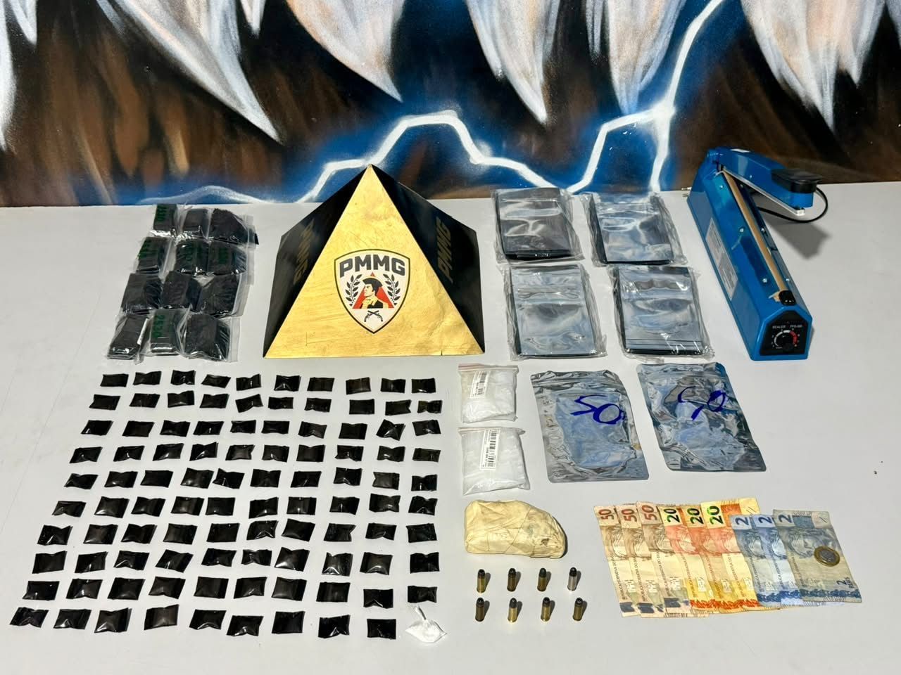 Dois adultos detidos e um adolescente conduzido por suspeita delivery de cocaína em Ipatinga