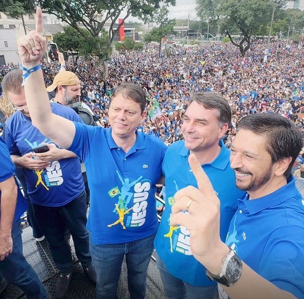 ‘O mal vai ser expulso do governo do Brasil esse ano’, diz Flávio em Marcha para Jesus