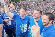 ‘O mal vai ser expulso do governo do Brasil esse ano’, diz Flávio em Marcha para Jesus