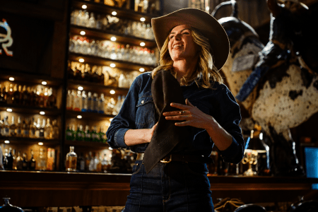Ana Paula recria gesto emblemático em campanha publicitária