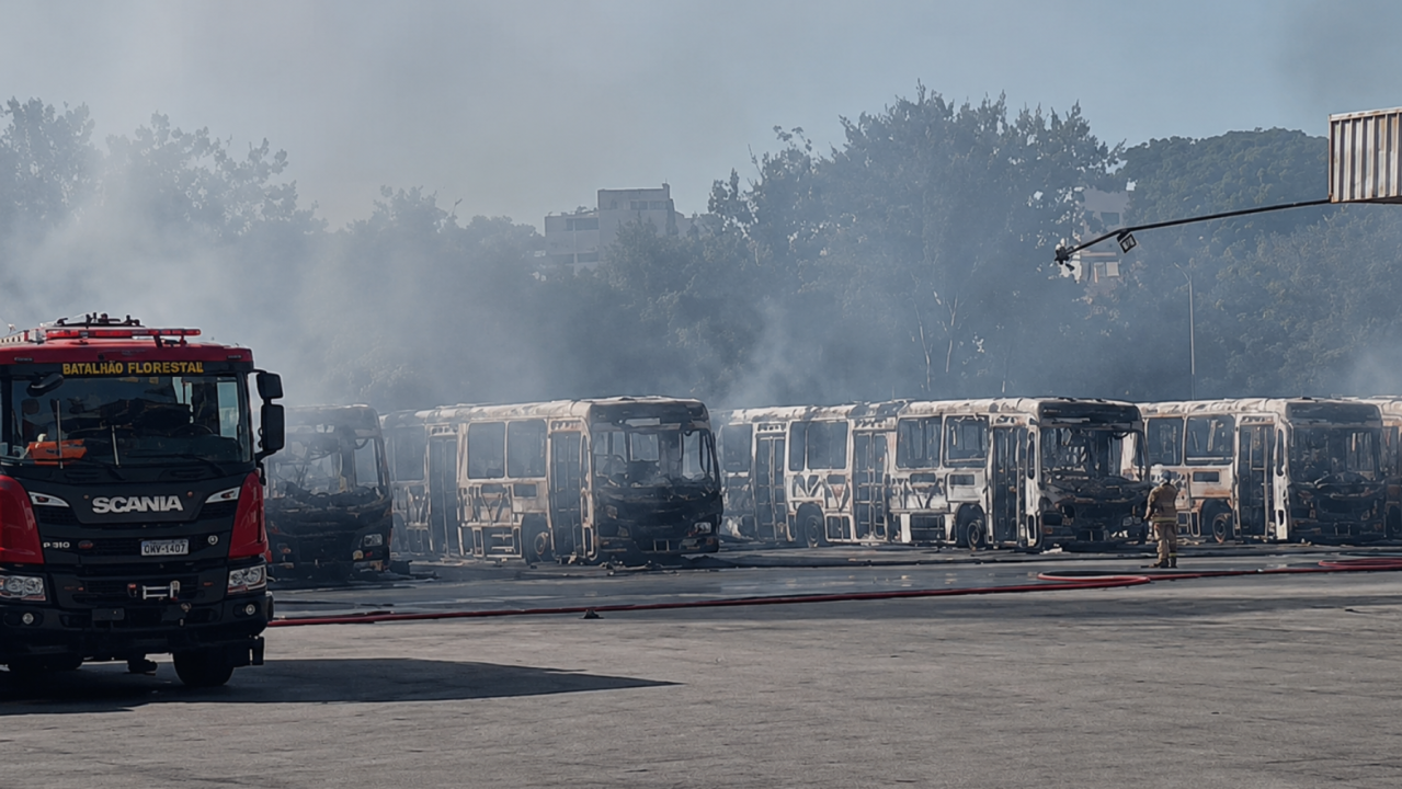 Incêndio destrói quase 30 ônibus de garagem em Belo Horizonte; veja imagens
