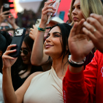 Kim Kardashian chama atenção ao acompanhar Lewis Hamilton em GP de Mônaco