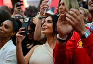 Kim Kardashian chama atenção ao acompanhar Lewis Hamilton em GP de Mônaco