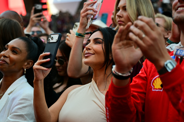 Kim Kardashian chama atenção ao acompanhar Lewis Hamilton em GP de Mônaco