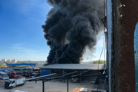 Incêndio de grandes proporções atinge garagem de ônibus em BH