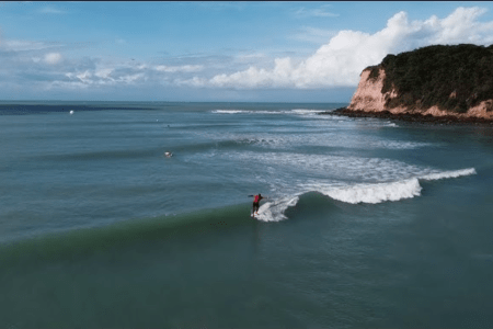 Praia do Madeiro, no Rio Grande do Norte, está entre uma das melhores do mundo • Reprodução | Youtube