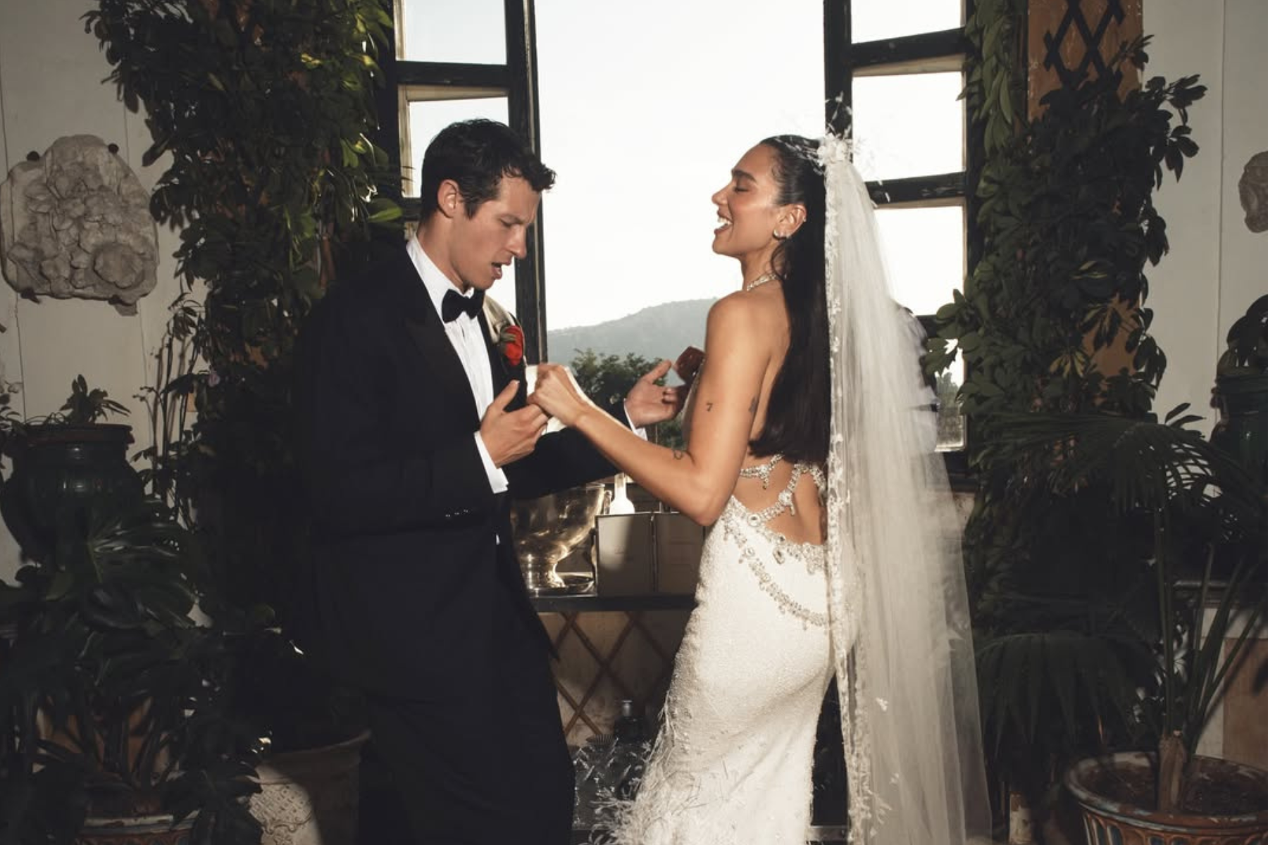 Dua Lipa abre álbum de casamento com Callum Turner; veja fotos