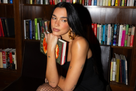 Dua Lipa inaugura biblioteca permanente com 100 obras "proibidas"