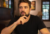 Após relatar ser adicto, Rafael Cardoso agradece a família: 'É quem sangra contigo'