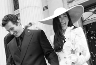 Dua Lipa e Callum Turner iniciam comemorações de casamento na Itália