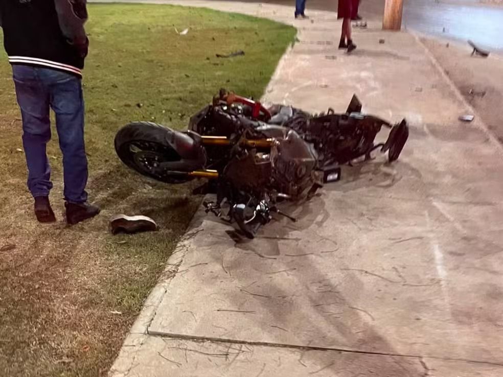Motociclista fica em estado gravíssimo após bater em poste em Pirapora