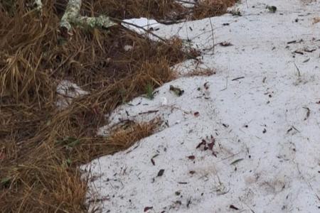 Chuva de granizo deixou rastros similares à neve, em Barbacena • Imagem cedida à Itatiaia