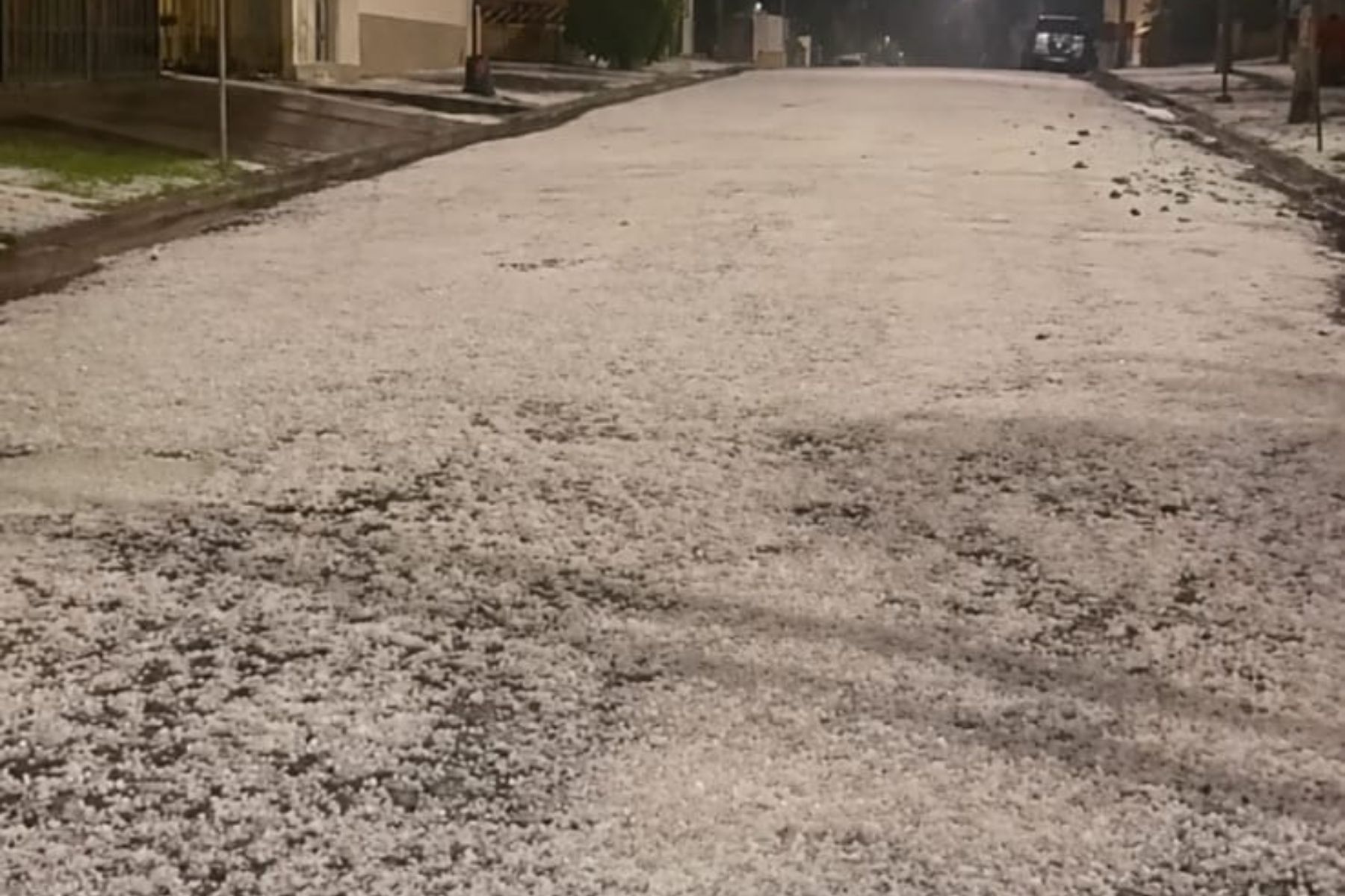 Forte chuva de granizo deixa cenário similar a neve em Barbacena