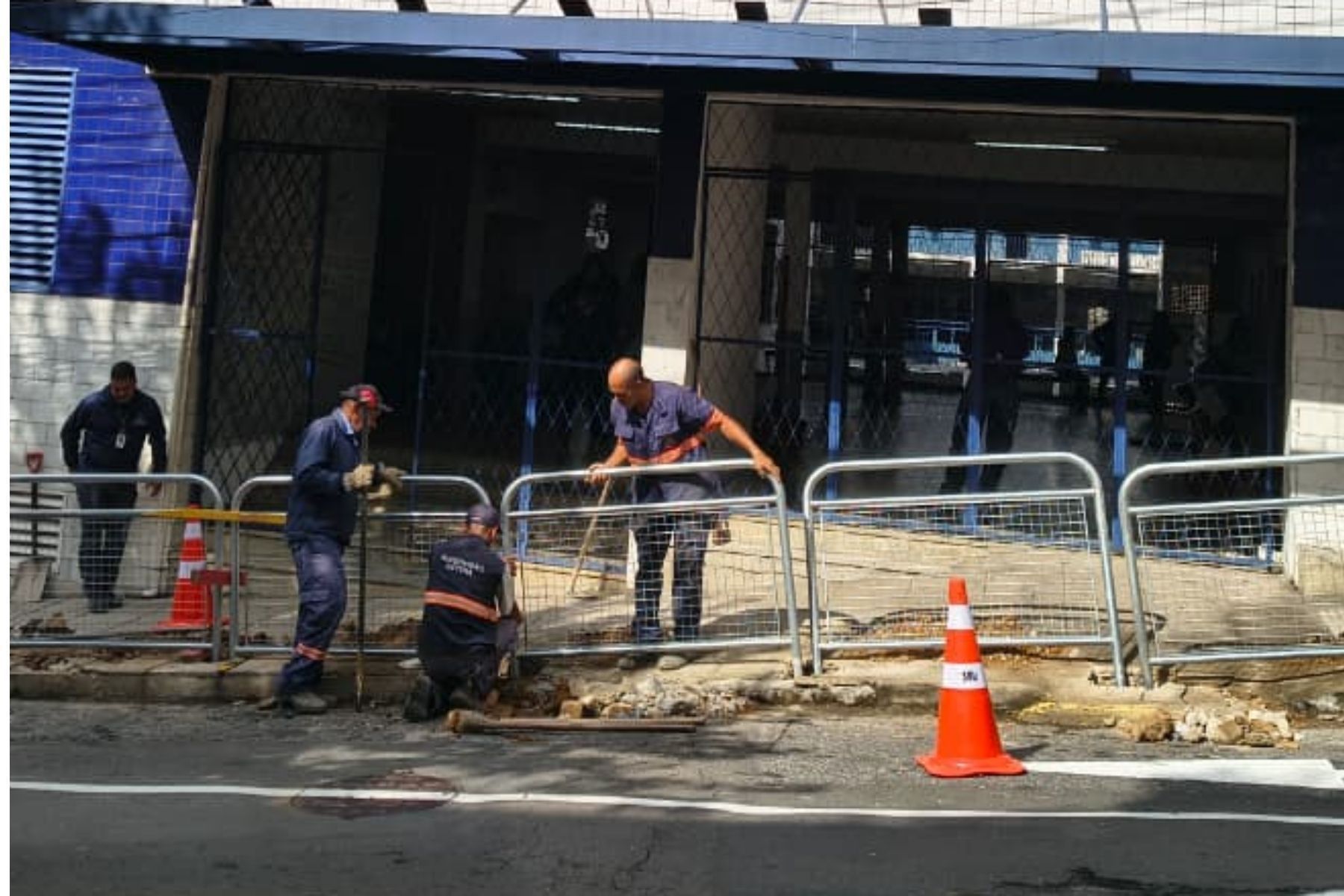 Gradis são instalados em frente à sede provisória do Colégio João XXIII