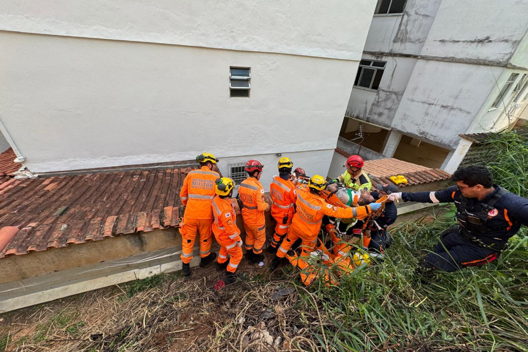 Operário é resgatado após ficar soterrado até o pescoço em Juiz de Fora