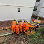 Operário é resgatado após ficar soterrado até o pescoço em Juiz de Fora