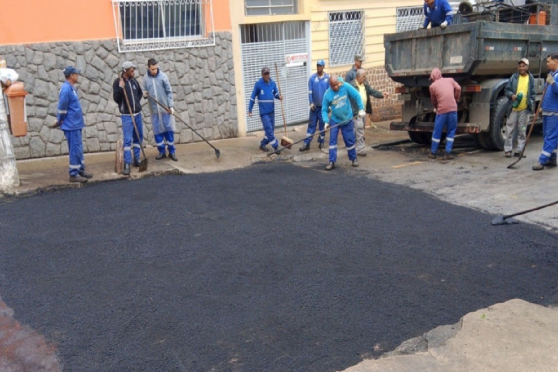 Começa obra de recapeamento do asfalto na rua Paula Lima em Juiz de Fora