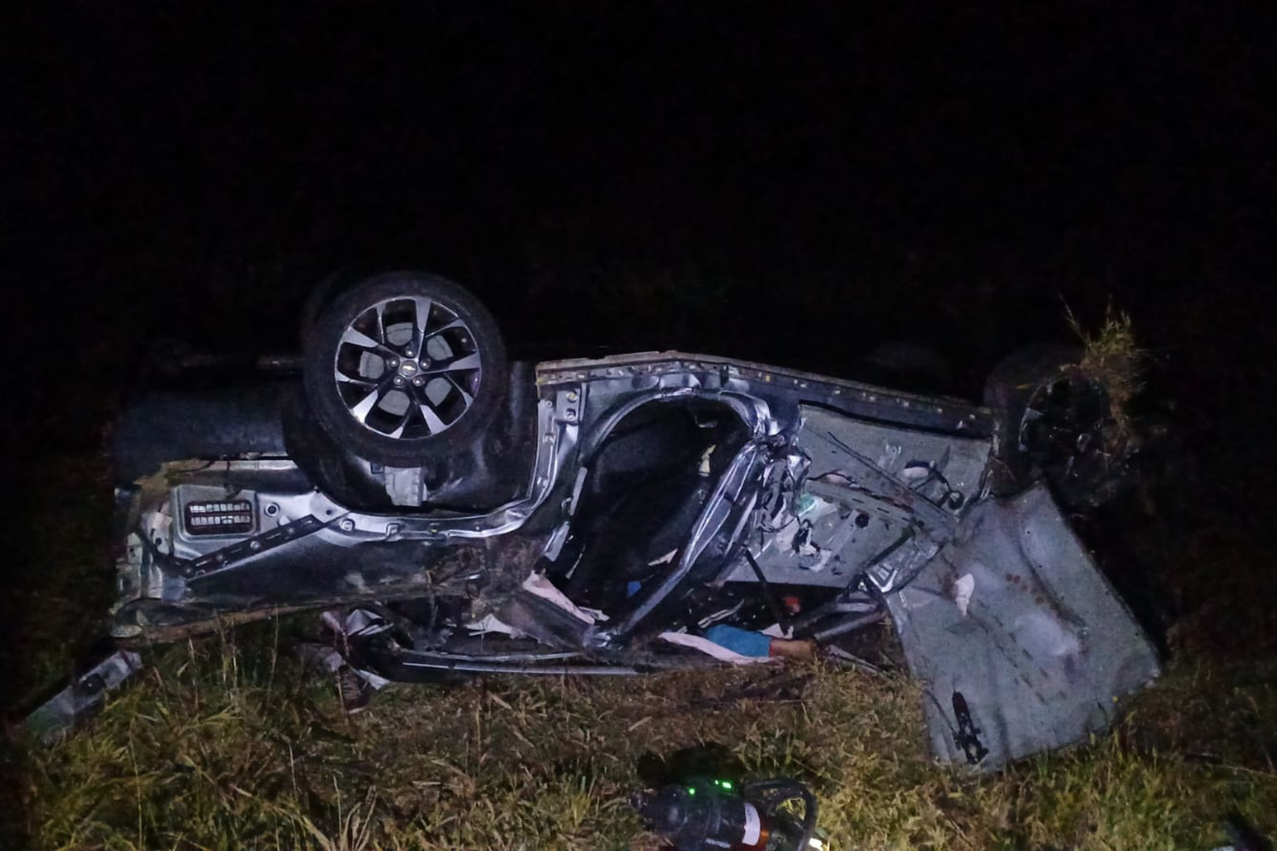 Duas pessoas morrem após caminhonete cair em ribanceira em Bom Jardim de Minas