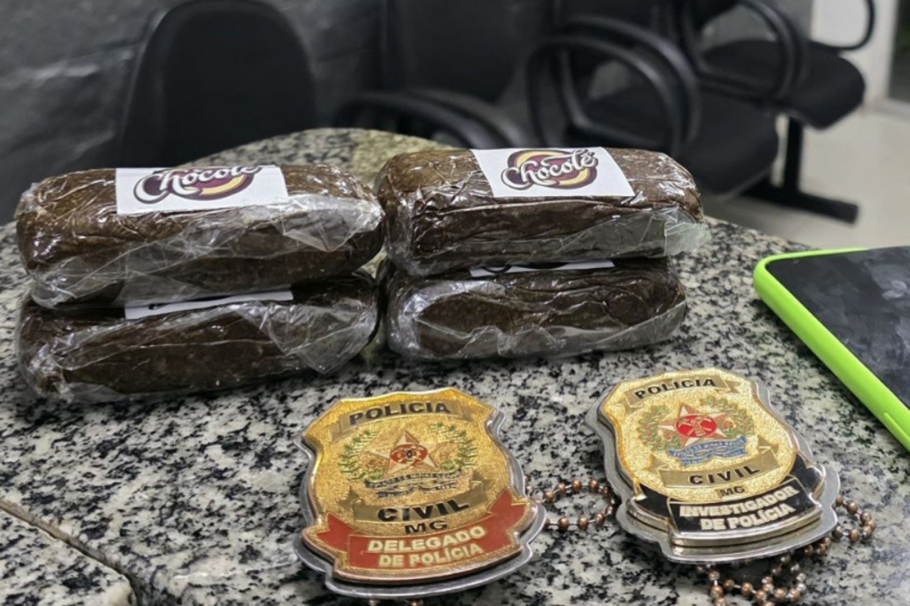 Suspeito pula em rio para tentar fugir, mas é preso por tráfico em Muriaé