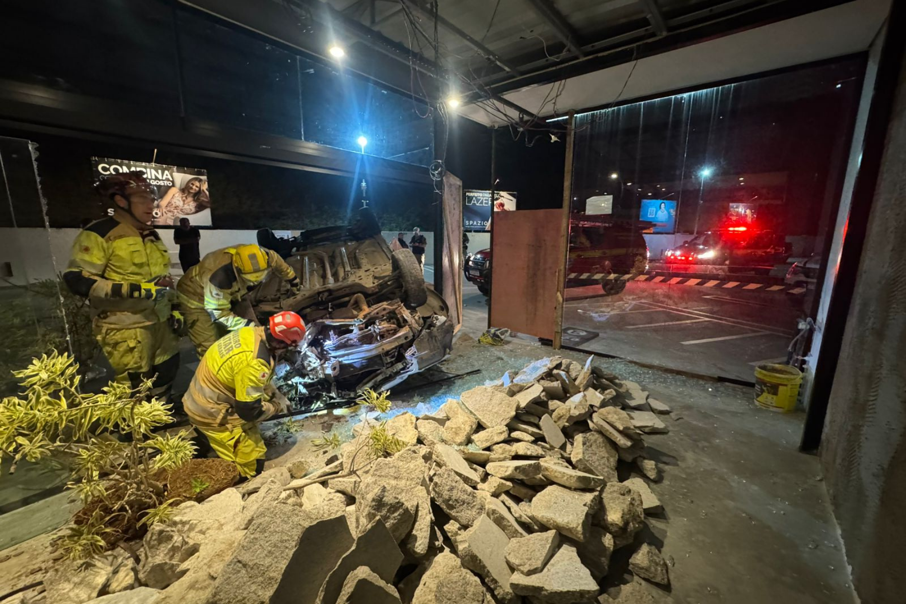 Idoso segue em estado grave após carro despencar 80m no Cascatinha