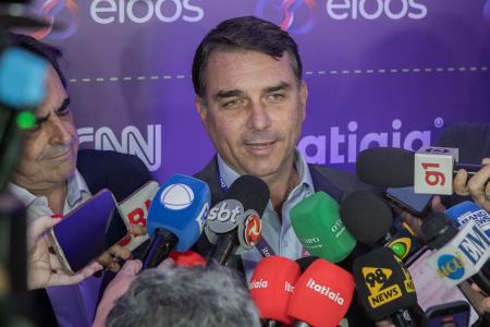 Flávio Bolsonaro associa vídeo de Deolane a críticas ao governo Lula e fala em 'narcoestado'
