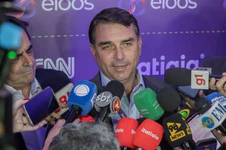 Flávio Bolsonaro associa vídeo de Deolane a críticas ao governo Lula e fala em 'narcoestado'