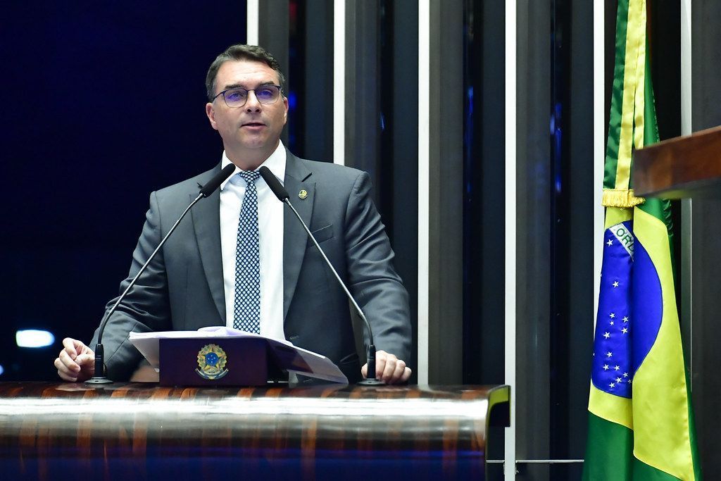 PT pede investigação por troca de cartas entre Flávio Bolsonaro e Marco Rubio