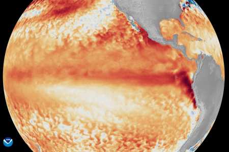 Imagens de satélite mostrando a diferença entre a temperatura média da superfície do mar no Equador, no Oceano Pacífico tropical (representada por vários tons de vermelho e laranja para indicar o calor), durante a primeira semana de junho de 2026