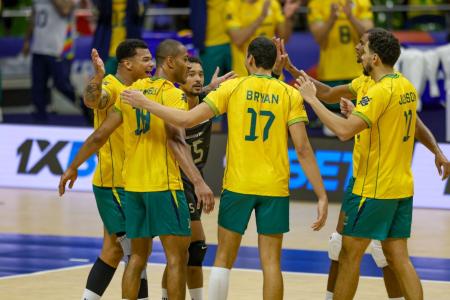 Jogadores do Brasil comemoram ponto sobre a Bélgica na VNL