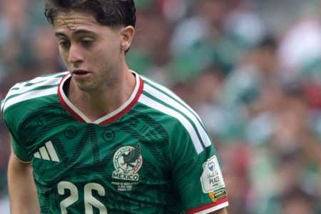 Brian Gutierrez, do México, com patch de estreante na Copa do Mundo estampado na camisa • ALFREDO ESTRELLA / AFP